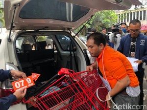 Momen Rudolf Si Pembunuh Tersenyum Angkut Jasad Icha Pakai Troli