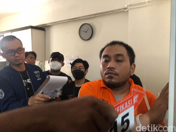 Rudolf Tobing jalani rekonstruksi pembunuhan Icha.