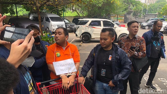 Rudolf Tobing jalani rekonstruksi pembunuhan Icha.