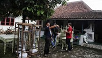 Rumah itu didekorasi untuk acara siraman.   