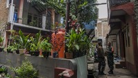 Anggota TNI berjaga di area rumah yang diduga sempat ditinggali oleh terduga pelaku bom bunuh diri Polsek Astana Anyar, Bandung, Jawa Barat, Rabu (7/12/2022).