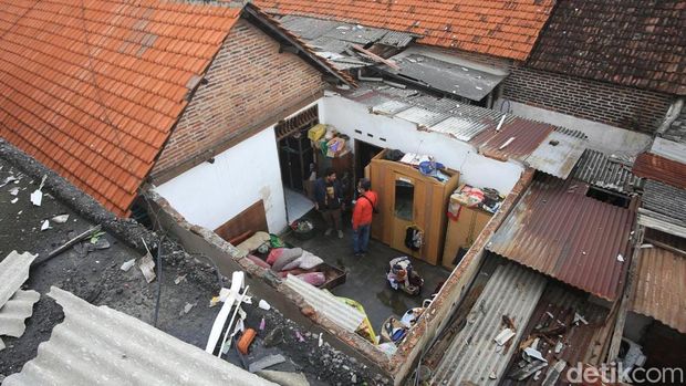 rumah warga rusak dampak puting beliung sidoarjo
