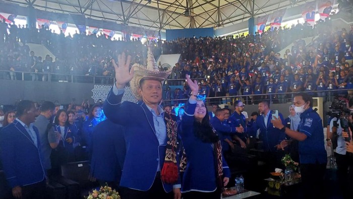 Saat AHY Sapa Ribuan Penggemarnya di NTT Usai melantik kader Demokrat NTT, AHY meminta para kadernya untuk merebut kemenangan Pemilu 2024. Teriakan AHY Presiden, AHY Presiden' pun terus menggemar.
Sebanyak 22 Pengurus DPC Kota dan Kabupaten se-Provinsi NTT yang dihadiri oleh ribuan kader dan simpatisan turut memadati acara yang berlangsung di GOR Kota Kupang.