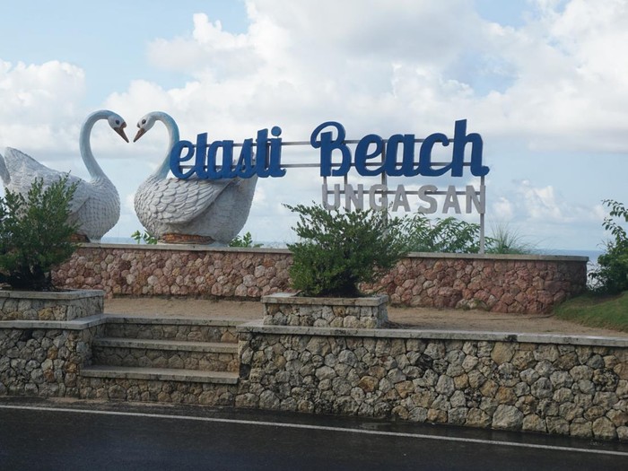 Saat memasuki gerbang utama, wisatawan akan disambut dua patung angsa, ikon Pantai Melasti, Ungasan, Bali.