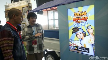 Sandiaga melihat stand aplikasi karya anak bangsa.