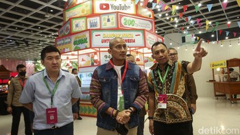 Menteri Pariwisata dan Ekonomi Kreatif RI Sandiaga Uno saat meninjau salah satu stan di acara Google for Indonesia 2022, Jakarta, Rabu (7/12/2022).