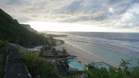 Selain dapat menikmati sunset, Pantai Melasti juga sangat bagus dijadikan tempat menyaksikan matahari terbit. Foto: Agus Eka/detikBali