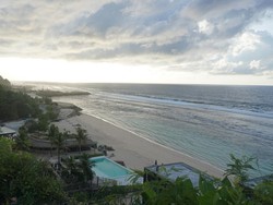 Selain dapat menikmati sunset, Pantai Melasti juga sangat bagus dijadikan tempat menyaksikan matahari terbit. Foto: Agus Eka/detikBali