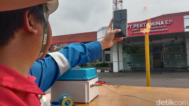 Simulasi penggunaan SI ASEP (System Ignition Automatic Spark to Energize Pilot Flare) atau alat pemantik api milik PT. Pertamina EP Zona 7 Field Jatibarang