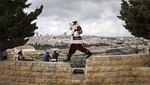 Sambut Natal, Sinterklas Naik Unta di Kota Tua Yerusalem