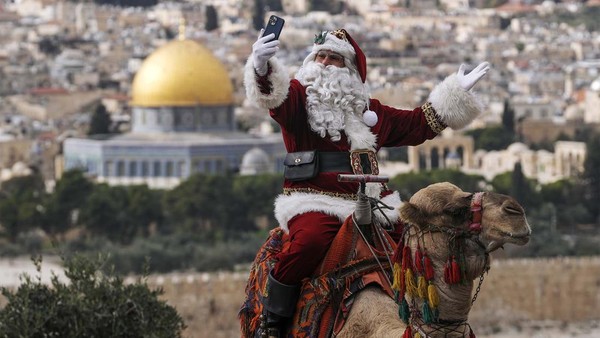 Sambut Natal, Sinterklas Naik Unta di Kota Tua Yerusalem