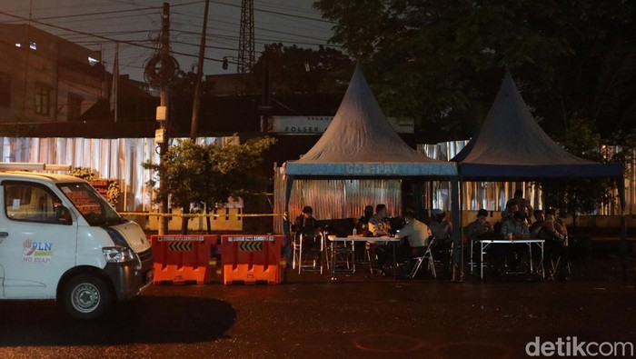 Situasi di Mapolsek Astana Anyar, Kota Bandung pada Rabu (7/12/2022) malam pasca aksi teror bom.