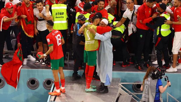 Soccer Football - FIFA World Cup Qatar 2022 - Round of 16 - Morocco v Spain - Education City Stadium, Al Rayyan, Qatar - December 6, 2022 Morocco fans celebrate with Morocco's Jawad El Yamiq and a player after the match as Morocco qualify for the quarter finals REUTERS/Fabrizio Bensch