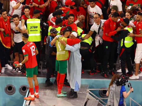 Soccer Football - FIFA World Cup Qatar 2022 - Round of 16 - Morocco v Spain - Education City Stadium, Al Rayyan, Qatar - December 6, 2022 Morocco fans celebrate with Morocco's Jawad El Yamiq and a player after the match as Morocco qualify for the quarter finals REUTERS/Fabrizio Bensch
