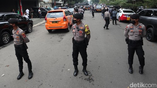 Suasan usai ledakan bom bunuh diri  di Polsek Astana Anyar.