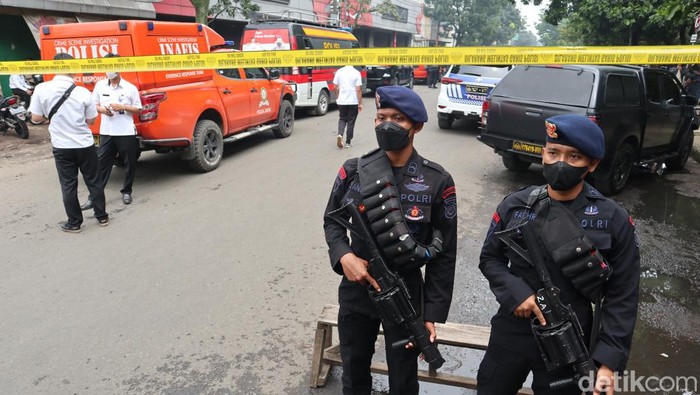 Suasan usai ledakan bom bunuh diri  di Polsek Astana Anyar.