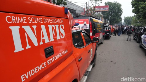 Suasan usai ledakan bom bunuh diri  di Polsek Astana Anyar.