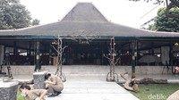 Tampak para pekerja tengah membersihkan patung di pintu masuk Pendopo Agung Royal Ambarrukmo. Foto: Pradito Rida Pertana/detikJateng