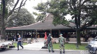 Petugas keamanan juga standby. Terlihat personel TNI berjaga di lokasi. Foto: Pradito Rida Pertana/detikJateng