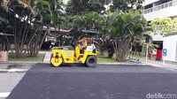 Tampak satu unit stoom tengah bekerja mengaspal halaman pendopo. Foto: Pradito Rida Pertana/detikJateng