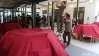 Beberapa pekerja sibuk menata meja kursi tamu dengan bentuk melingkar. Foto: Pradito Rida Pertana/detikJateng