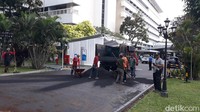 Persiapan juga tampak di bagian depan Pendopo Agung Royal Ambarrukmo. Halaman dan jalan depan pendopo diaspal ulang. Foto: Pradito Rida Pertana/detikJateng