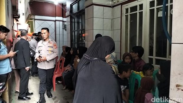 Suasana rumah duka Aiptu Sofyan, korban tewas dalam insiden bom bunuh diri di Polsek Astana Anyar.