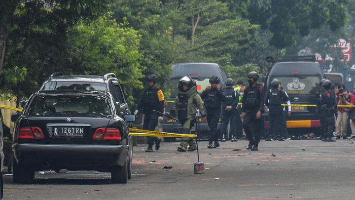 Anggota Gegana Polda Jabar melakukan proses sterilisasi tempat kejadian perkara dugaan bom bunuh diri di Polsek Astanaanyar, Bandung, Jawa Barat, Rabu (7/12/2022). ANTARA FOTO/Raisan Al Farisi/aww.