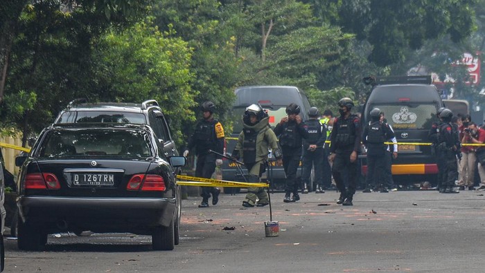 Tim Gegana Sterilisasi TKP Bom Bunuh Diri di Astana Anyar Anggota Gegana Polda Jabar melakukan proses sterilisasi tempat kejadian perkara dugaan bom bunuh diri di Polsek Astanaanyar, Bandung, Jawa Barat, Rabu (7/12/2022). ANTARA FOTO/Raisan Al Farisi/aww.