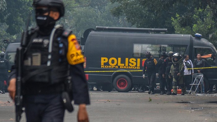 Tim Gegana Sterilisasi TKP Bom Bunuh Diri di Astana Anyar Anggota Gegana Polda Jabar melakukan proses sterilisasi tempat kejadian perkara dugaan bom bunuh diri di Polsek Astanaanyar, Bandung, Jawa Barat, Rabu (7/12/2022). ANTARA FOTO/Raisan Al Farisi/aww.