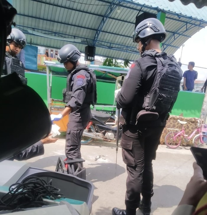 Tim Jibom Polda Kepri saat olah TKP di lokasi ledakan