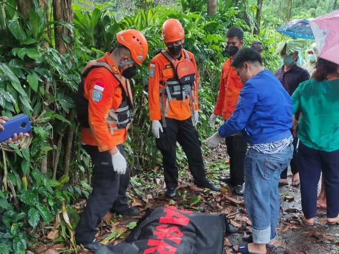 Tim SAR mengevakuasi jenazah yang ditemukan di sungai di Minahasa Utara, Sulut.