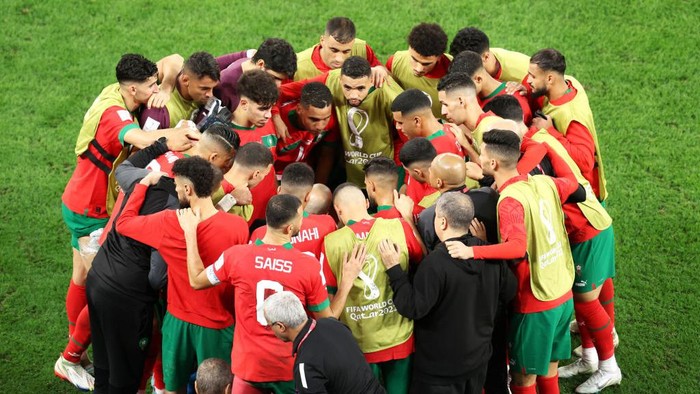 AL RAYYAN, QATAR - DECEMBER 06: Morocco players huddle before extra time during the FIFA World Cup Qatar 2022 Round of 16 match between Morocco and Spain at Education City Stadium on December 06, 2022 in Al Rayyan, Qatar. (Photo by Alexander Hassenstein/Getty Images)