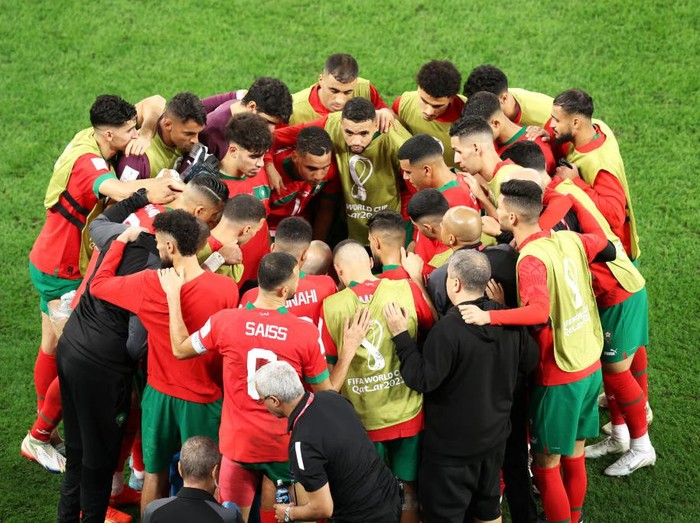 AL RAYYAN, QATAR - DECEMBER 06: Morocco players huddle before extra time during the FIFA World Cup Qatar 2022 Round of 16 match between Morocco and Spain at Education City Stadium on December 06, 2022 in Al Rayyan, Qatar. (Photo by Alexander Hassenstein/Getty Images)