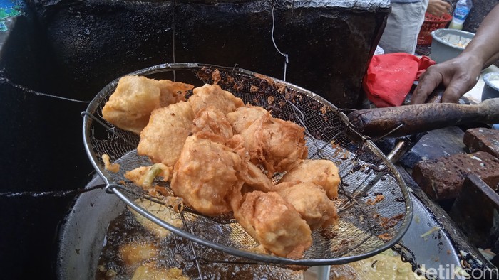 3 Tips Menggoreng Agar Hasilnya Renyah Tahan Lama dari Tukang Gorengan