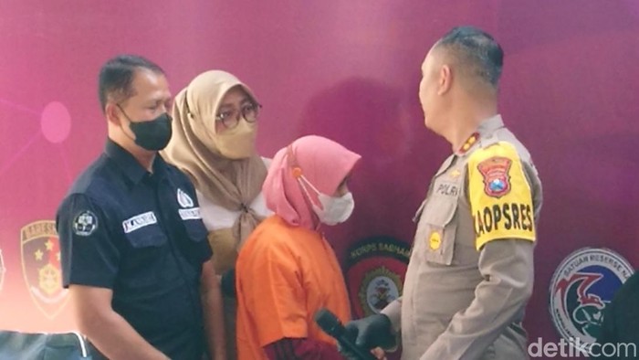 TR, ibu kandung pembuang bayinya saat dirilis di Polres Tulungagung