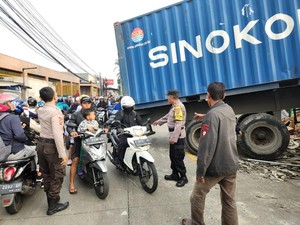 Truk Kontainer Tabrak Warung gegara Tak Kuat Nanjak di Ciawi Bogor