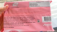 Terlihat komposisi Oreo BLACKPINK di bagian belakang kemasan. Tercantum juga informasi kalori untuk mereka yang tengah memperhatikan asupan kalori.