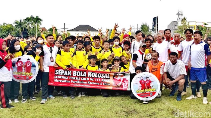 Wali Kota Solo siswa-siswa SD foto bersama sebelum tanding sepakbola, Rabu (7/12/2022).