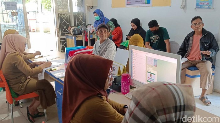 Warga mengantre di Kantor Disdukcapil Wajo, Sulsel untuk mengurus KTP.