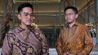 Tak sendiri, Kaesang terlihat ditemani oleh Kanjeng Gusti Pangeran Adipati Aryo (KGPAA) Mangkunegara X Bhre Cakrahutomo.
