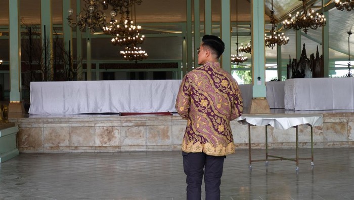 WILUJENGAN JELANG PERNIKAHAN KAESANG DI MANGKUNEGARAN Putra bungsu Presiden Joko Widodo, Kaesang Pangarep, bersiap mengikuti acara wilujengan atau selamatan menjelang resepsi pernikahan Kaesang dan Erina Gudono di Pura Mangkunegaran, Solo, Jawa Tengah, Rabu (7/12/2022). Resepsi ngunduh mantu pernikahan Kaesang Pangarep dengan Erina Gudono akan diselenggarakan di Pura Mangkunegaran, Solo, Jawa Tengah, Minggu (11/12/2022). ANTARA FOTO/Maulana Surya/tom.