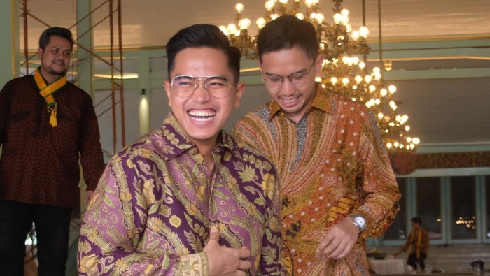 WILUJENGAN JELANG PERNIKAHAN KAESANG DI MANGKUNEGARAN Putra bungsu Presiden Joko Widodo, Kaesang Pangarep, bersiap mengikuti acara wilujengan atau selamatan menjelang resepsi pernikahan Kaesang dan Erina Gudono di Pura Mangkunegaran, Solo, Jawa Tengah, Rabu (7/12/2022). Resepsi ngunduh mantu pernikahan Kaesang Pangarep dengan Erina Gudono akan diselenggarakan di Pura Mangkunegaran, Solo, Jawa Tengah, Minggu (11/12/2022). ANTARA FOTO/Maulana Surya/tom.