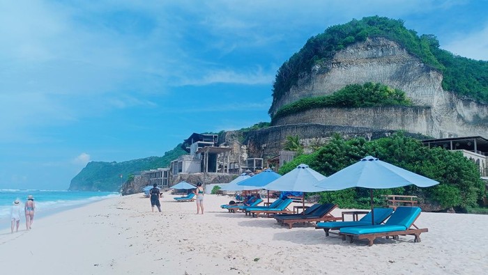 Wisatawan bisa bersantai menikmati sunset atau berteduh melihat laut di lokasi ini dengan payung pantai. Wisatawan bisa bersantai menikmati sunset atau berteduh melihat laut di lokasi ini dengan payung pantai.