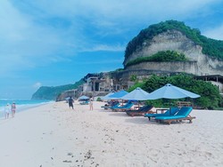 Wisatawan bisa bersantai menikmati sunset atau berteduh melihat laut di lokasi ini dengan payung pantai. Foto: Agus Eka/detikBali