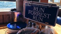 Film Forrest Gump yang dibintangi Tom Hanks dirilis pada tahun 1994. Terkenal dengan usaha udang Bubba Gump Shrimp, kini ada restoran khusus yang didedikasikan untuk film ini bernama Bubba Gump di New York. Foto: Pool/Site