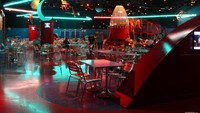 Pizza Planet dari film Toy Story membuat setiap anak-anak jadi ingin berkunjung ke sana. Ternyata restoran ini memang ada, terletak di dalam Disneys Hollywood Studios di Florida. Foto: Pool/Site