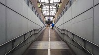 Terlihat sebuah lorong yang biasanya ramai lalu lalang penumpang kini sepi.