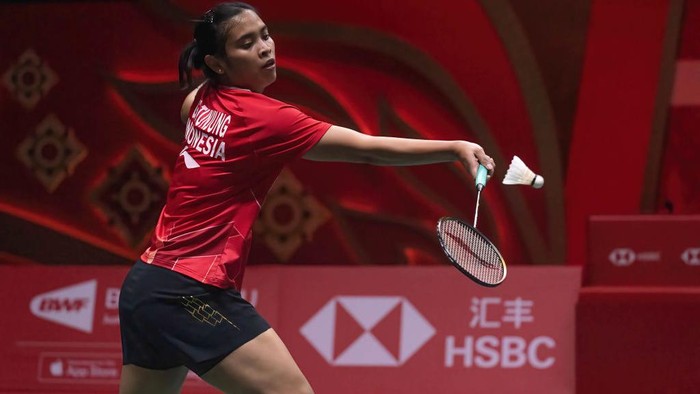 BANGKOK, THAILAND - 2022/12/07: Gregoria Mariska Tunjung of Indonesia seen in action during the Badminton Womens Single in the HSBC BTW World Tour Finals 2022 at Nimibutr Stadium. Gregoria Mariska Tunjung won over Cheng Yu Fei 2-1 (21-9,14-21,21-16). (Photo by Peerapon Boonyakiat/SOPA Images/LightRocket via Getty Images)