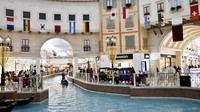 Doha juga memiliki mal yang menjual barang-barang mewah hingga pernak-pernik Piala Dunia. Uniknya Mall Doha memiliki sungai buatan dan kamu bisa naik perahu lho. (Mohammed Dabbous/Getty Images)  